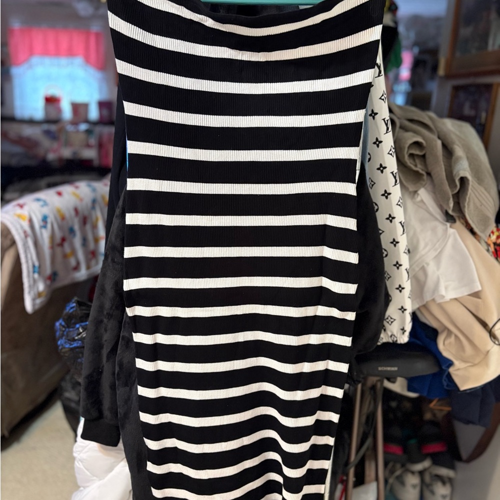 Chic Black and White Striped Strapless Dress